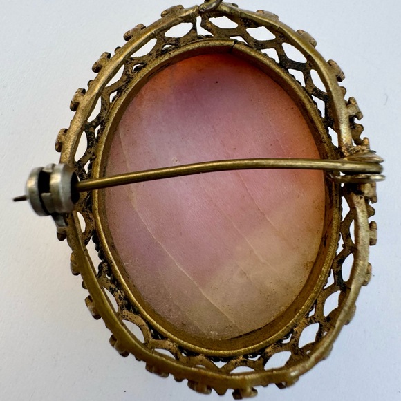Vintage Cameo Brooch with Gold Trim - Picture 7 of 14